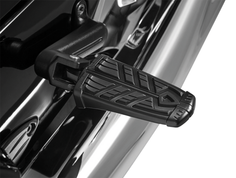 Kuryakyn 5657 Spear Footpegs satin black installed 