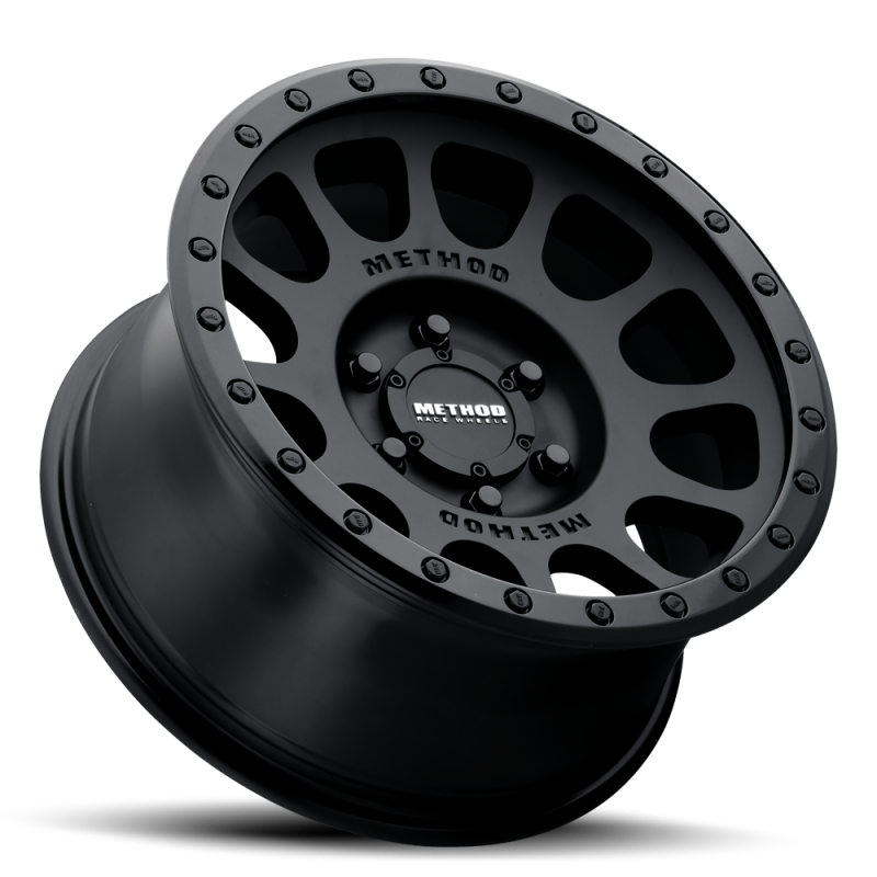 Method MR305 20x9 Double Black simulated beadlock lip detail