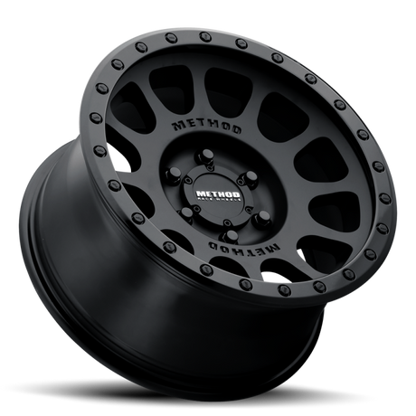 Method MR305 20x9 Double Black simulated beadlock lip detail